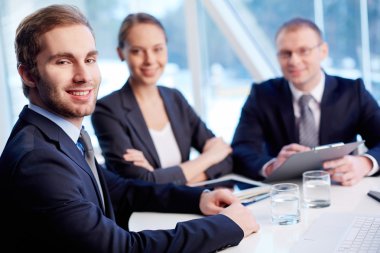 Kendine güvenen lideri