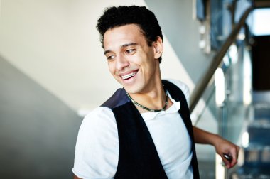 adam merdivenlerde