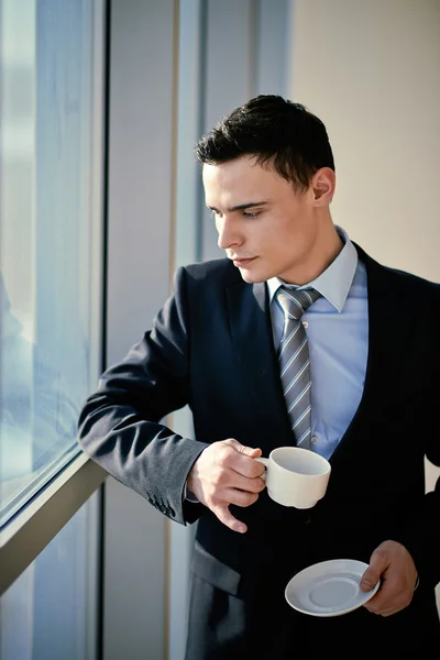 Hombre de negocios con taza — Foto de Stock