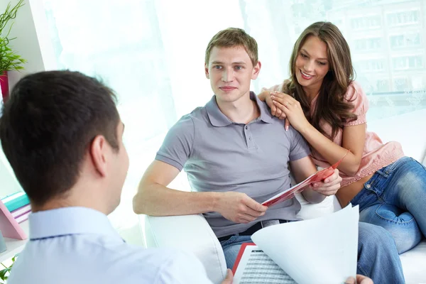 Discutiendo el programa de seguros — Foto de Stock