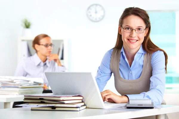 Sekretärin bei der Arbeit — Stockfoto