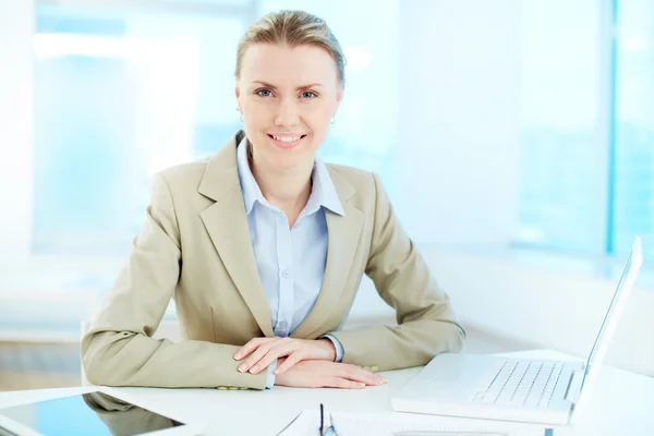 Businesswoman at workplace — Stock Photo, Image