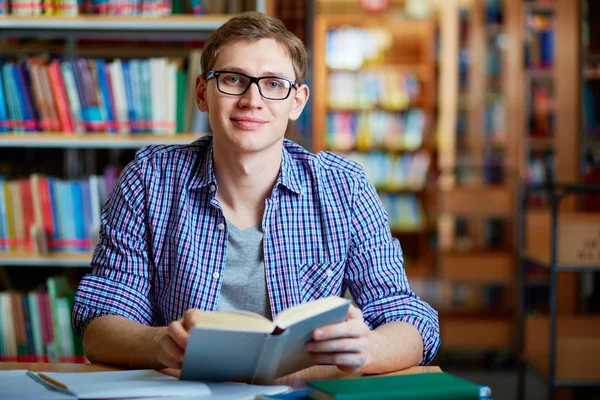 Guy in library — Stock Photo, Image