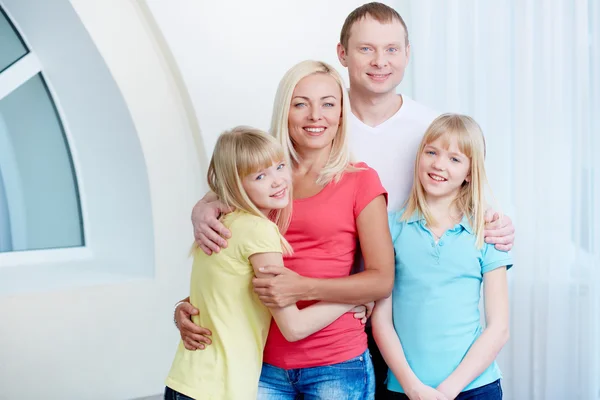 Fröhliche Familie — Stockfoto