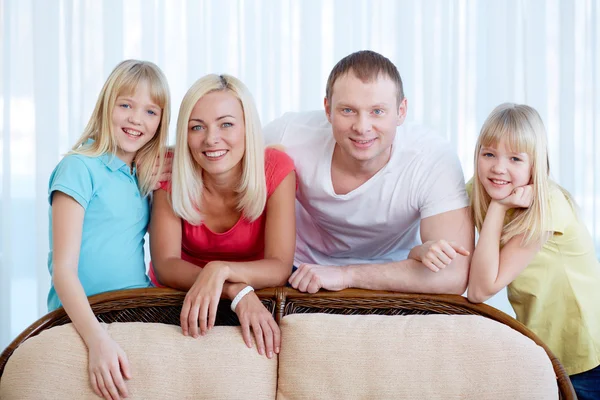 Famiglia che riposa a casa — Foto Stock