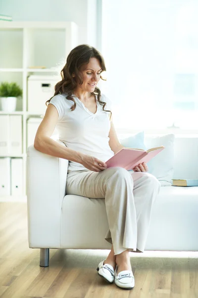 Woman at home — Stock Photo, Image