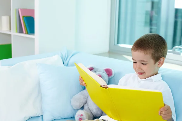 Menino leitura — Fotografia de Stock