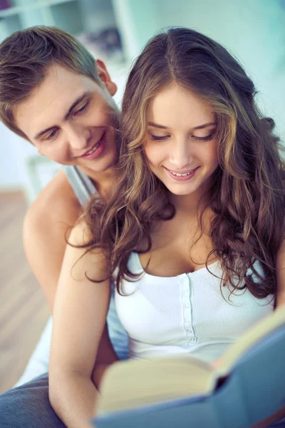 Couple reading — Stock Photo, Image