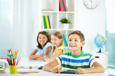 yakışıklı öğrenci