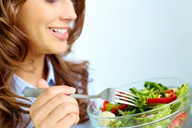 Salata yemek.