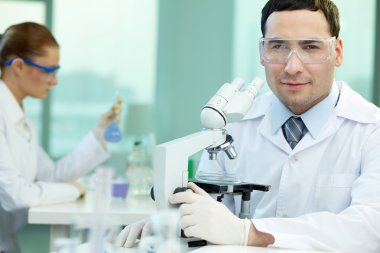 deneyimli bilim adamı