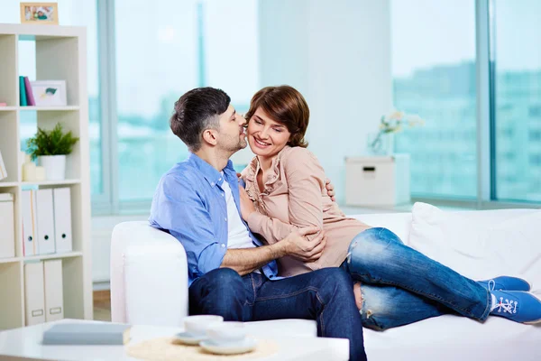 Pareja en sofá — Foto de Stock