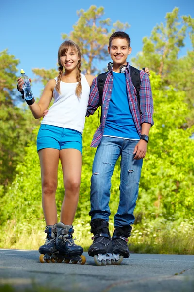 Op rolschaatsen (echt) paar — Stockfoto