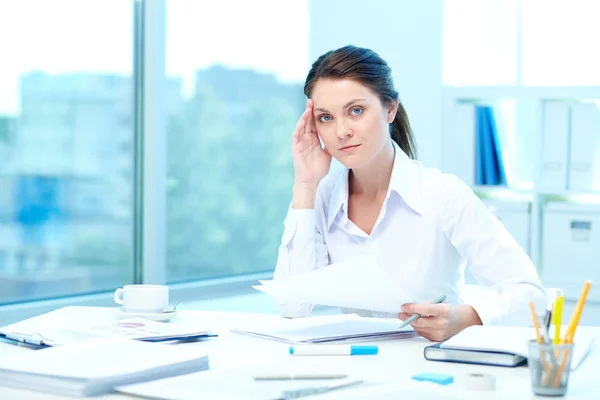 Controleren van de resultaten — Stockfoto