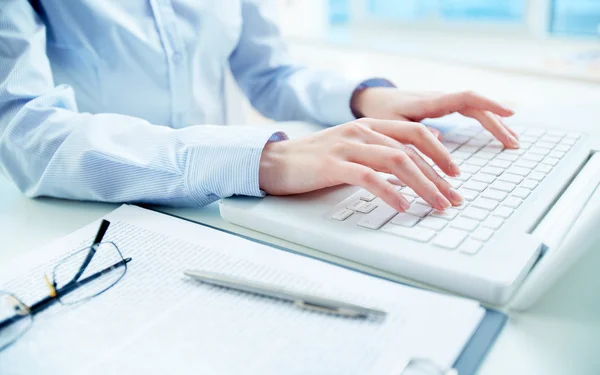 Typing hands — Stock Photo, Image