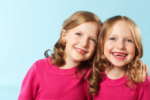 Happy twins — Stockfoto