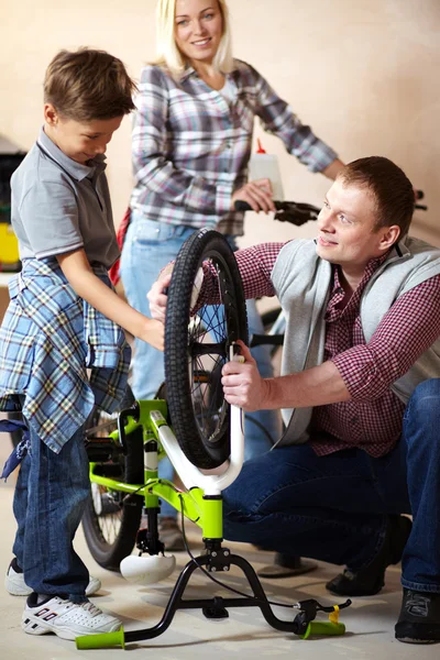 Fahrrad reparieren — Stockfoto