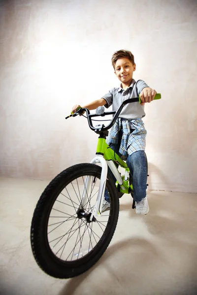 Muchacho en bicicleta — Foto de Stock