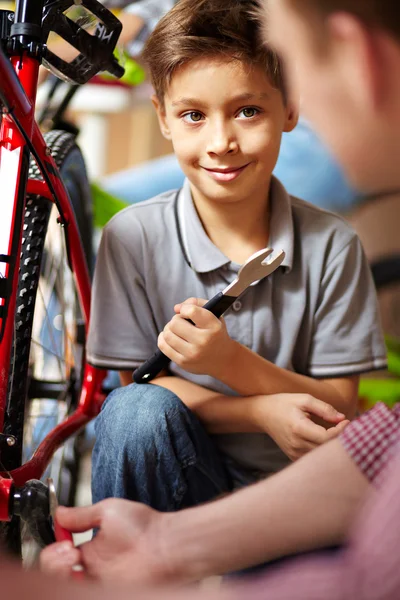 Serviço de reparação de bicicletas — Fotografia de Stock