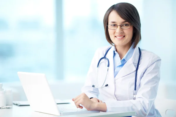 Médico no local de trabalho — Fotografia de Stock