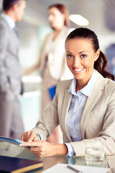 Geschäftsfrau bei der Arbeit — Stockfoto