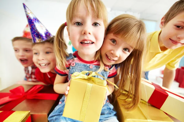 Діти з подарунками — стокове фото
