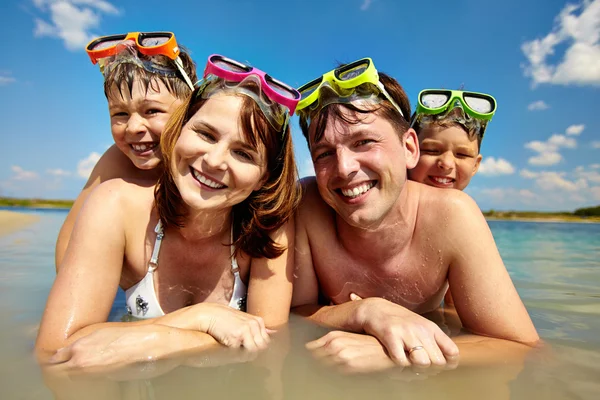 Familia de buceadores —  Fotos de Stock