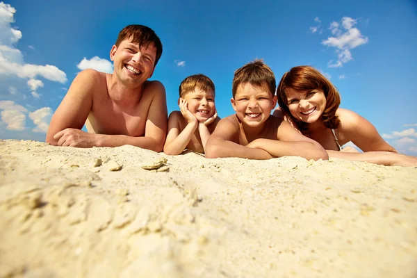 Familie op het strand — Stockfoto