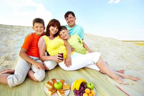 Familie vor Ort — Stockfoto