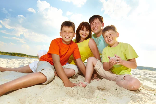 Zittend op zand — Stockfoto