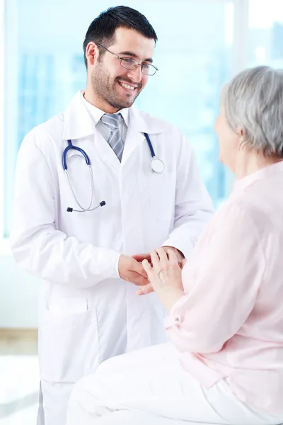 Mit dem Patienten sprechen — Stockfoto