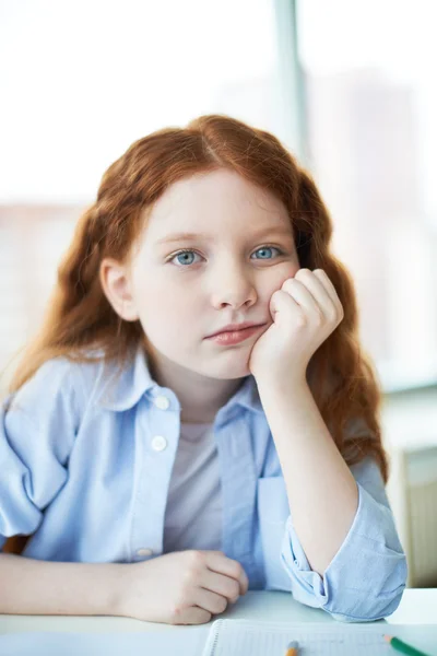 Nachdenkliches Mädchen — Stockfoto