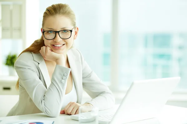 Businesswoman at workplace — Stock Photo, Image