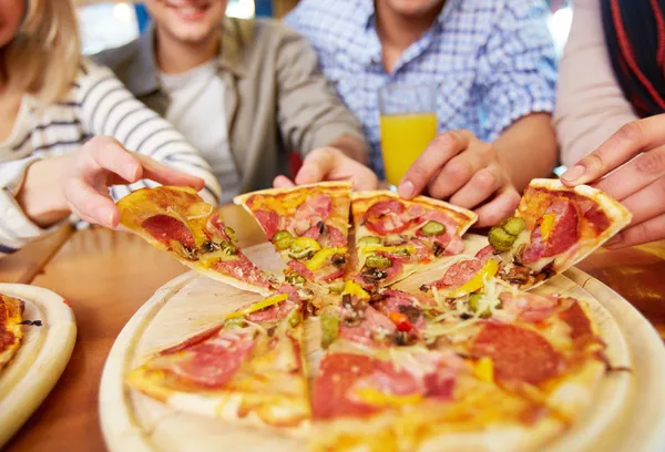 Smakelijk pizza — Stockfoto