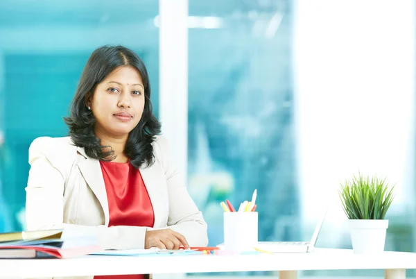 Mulher no local de trabalho — Fotografia de Stock