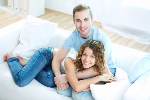 Junge Familie — Stockfoto