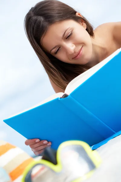 Reading on the beach — Stock Photo, Image