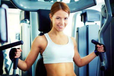 kızı spor salonunda
