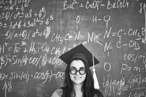 Κορίτσι στην αποφοίτηση καπέλο — Φωτογραφία Αρχείου