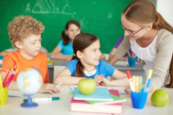 Talking to teacher — Stock Photo, Image