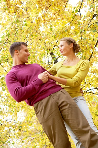 Paar in de herfst — Stockfoto