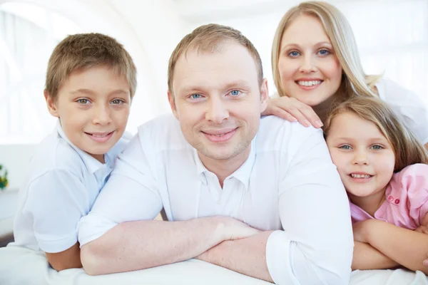 Vilsam familj — Stockfoto