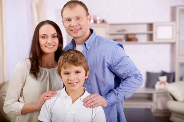 Garçon avec parents — Photo