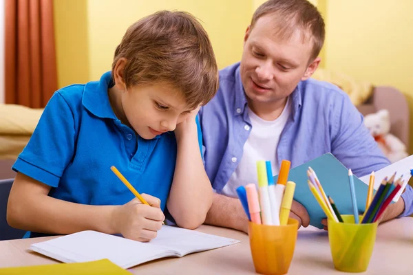 Faire des travaux scolaires — Photo