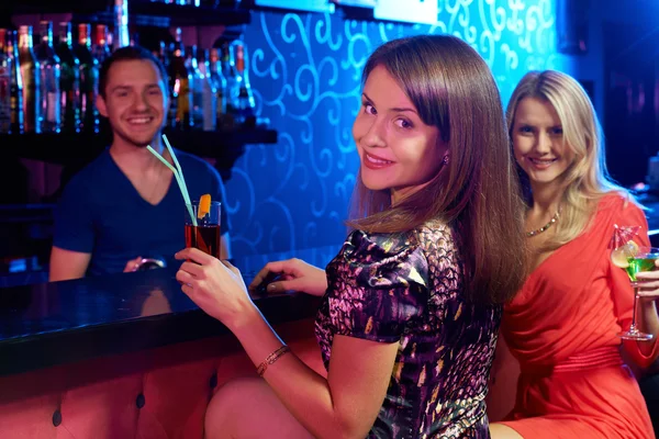 Meisjes in de bar — Stockfoto