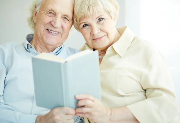 Gemeinsam lesen — Stockfoto