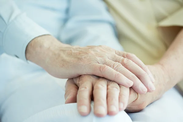 Hands of seniors — Stock Photo, Image