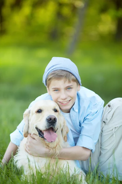 Niño y su amigo —  Fotos de Stock