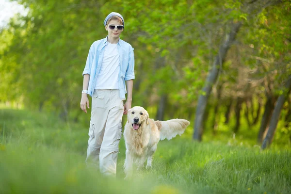 Spaziergang mit Hund — Stockfoto