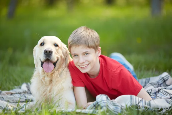 Delikanlı ve labrador — Stok fotoğraf